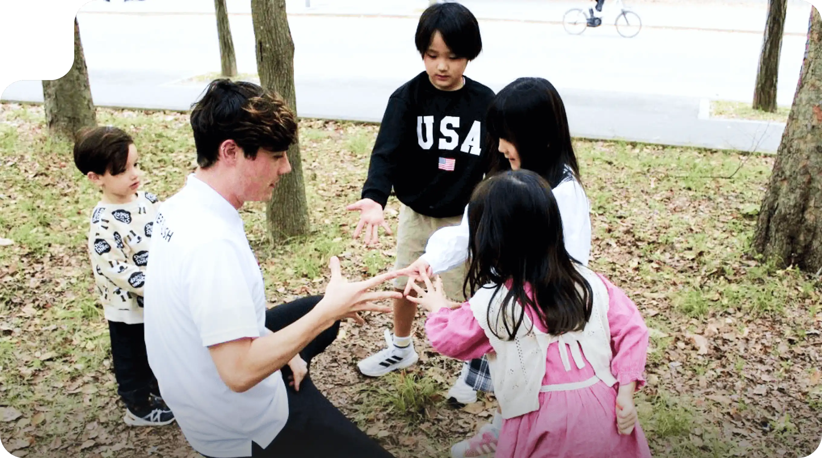 子どもたちと講師が真剣なまなざしでじゃんけんをしています